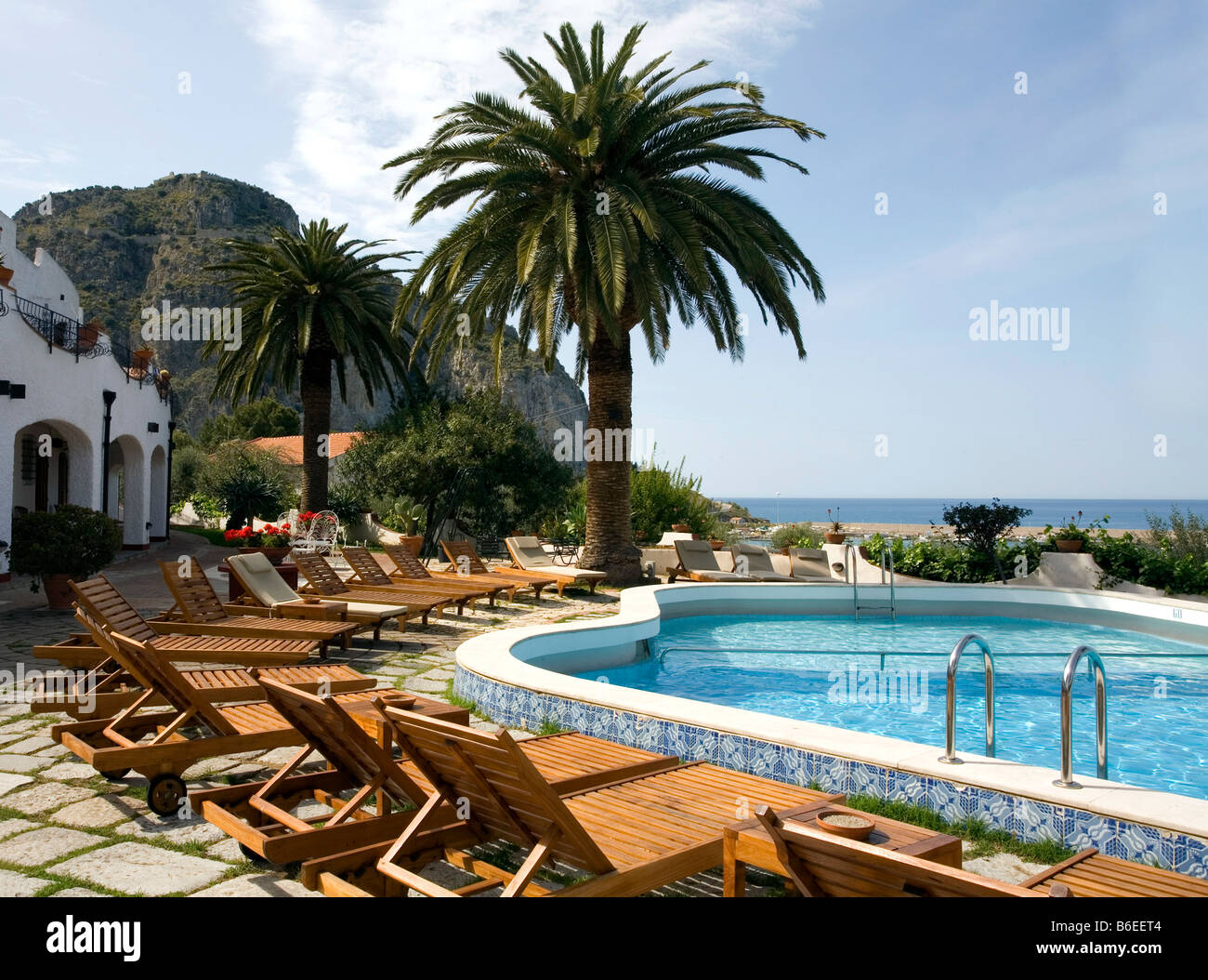 Oceanside-Pool im Hotel Le Calette, Cefalu, Sizilien, Italien Stockfoto