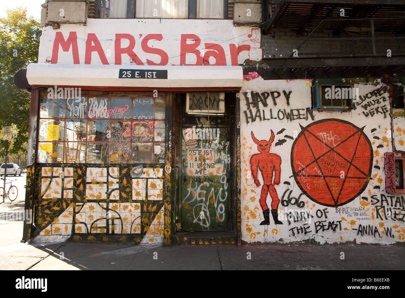 Die Wahrzeichen-Bar, die 'Mars Bar' an der 2nd Ave. Und 1st Street im East Village in New York City. Stockfoto