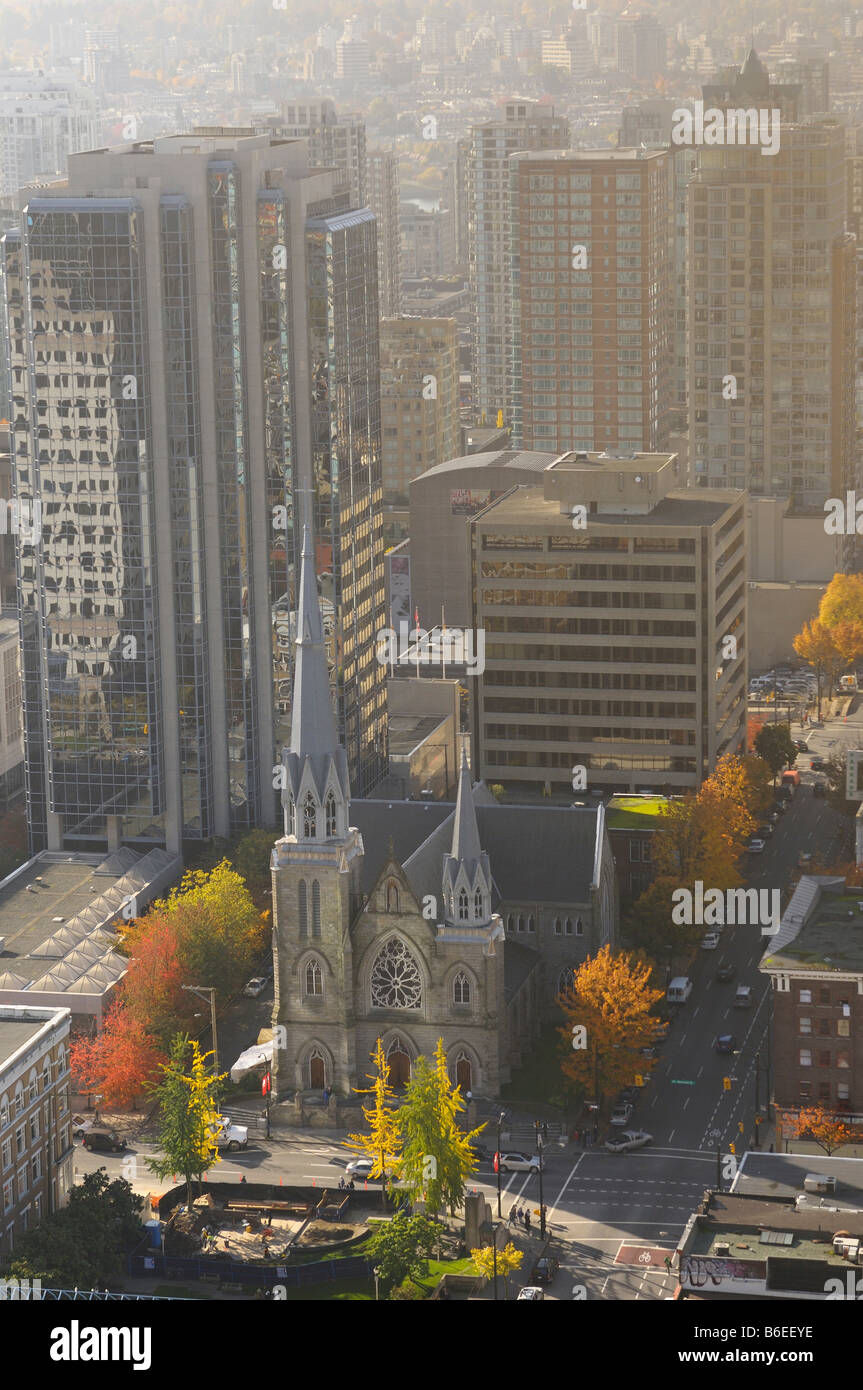 Luftaufnahme des Rosenkranzes, Heilige, katholische Kirche Kathedrale in Dunst umgeben von Hochhäusern in der Innenstadt von Vancouver Stockfoto