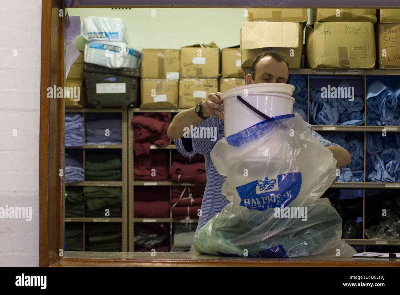 Gefangener Füllung Plastiktüte im Gefängnis Handel Stockfoto