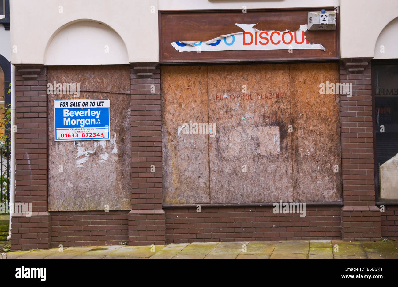 Geschlossene und bestiegen, Shop für Verkauf oder lassen auf der Hauptstraße von Pontypool Torfaen South Wales UK Stockfoto