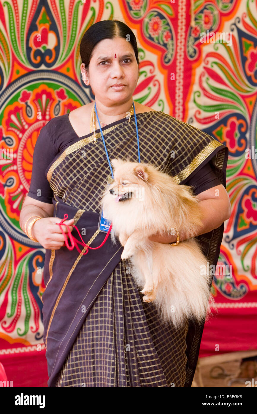 Eine Frau mit ihrem Hund. Stockfoto