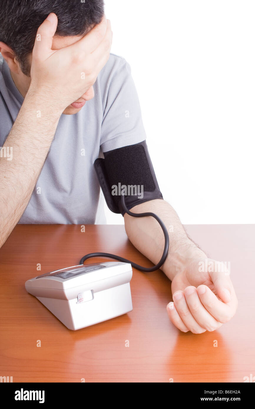 Mann, Übelkeit und Kontrolle des Blutdrucks isoliert auf weißem Hintergrund Stockfoto