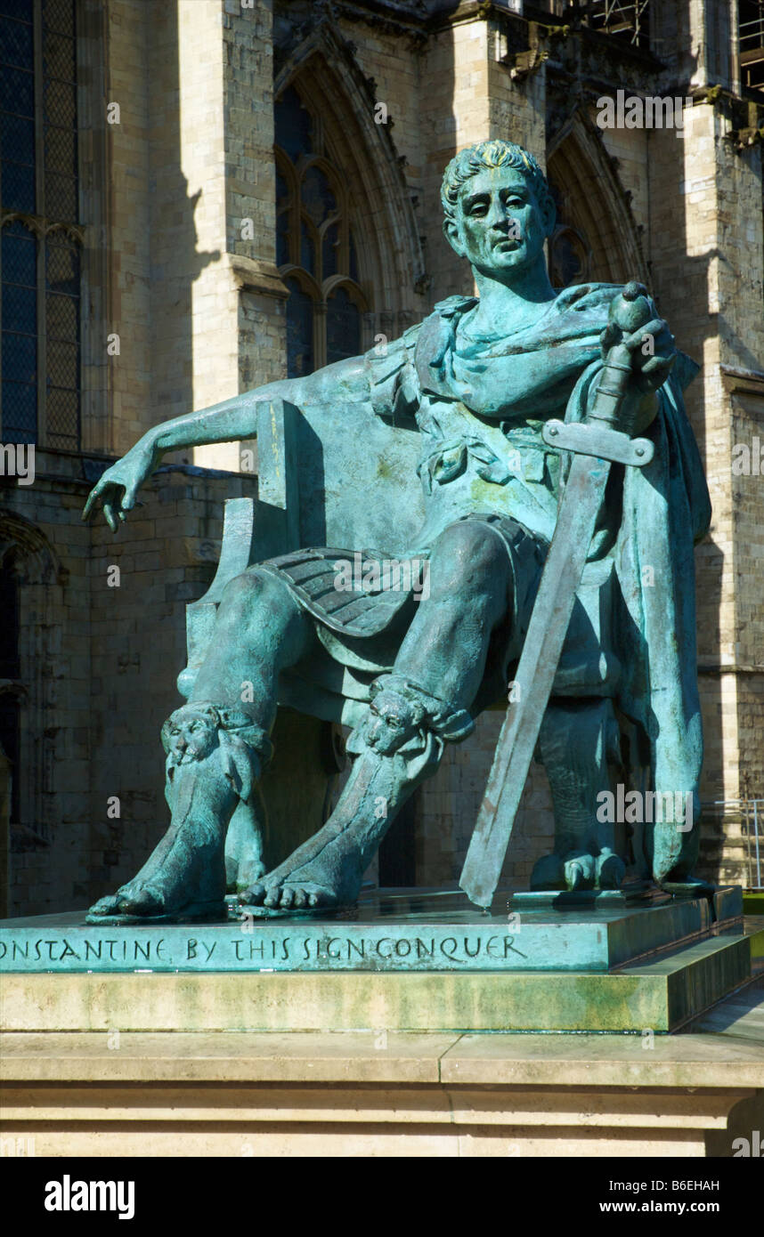 Bronze-Statue von Konstantin dem großen gelegen neben York Minster Stockfoto
