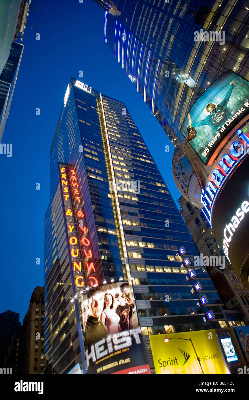 USA, New York, Manhattan, Illuminated Times Square at dusk Stockfoto