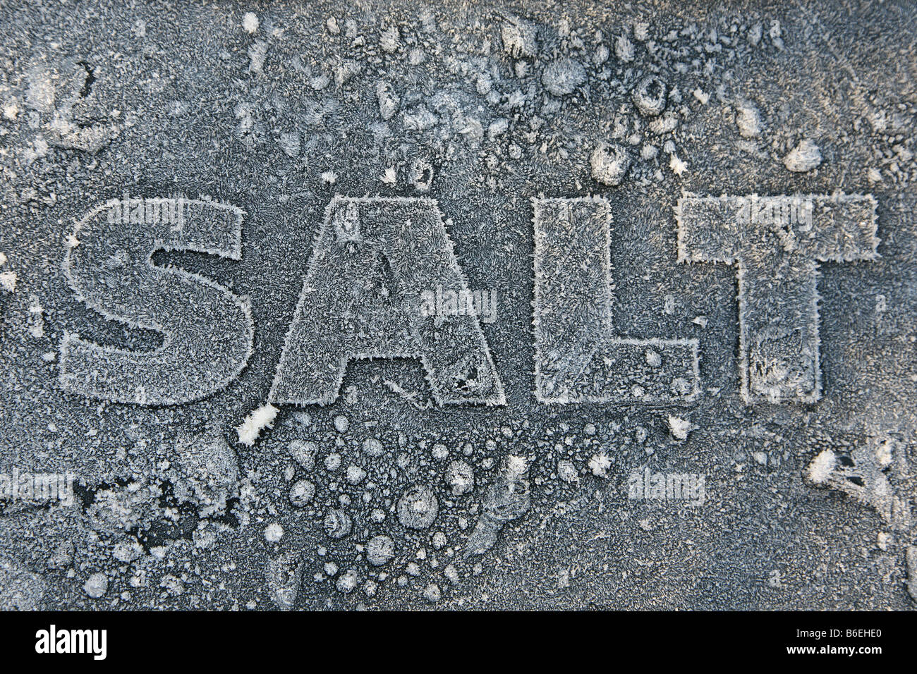 Salz Lagerplatz mit einer dicken Schicht von frost Stockfoto