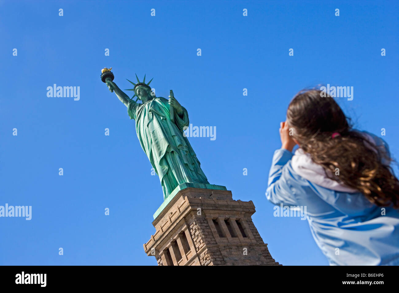 USA, New Jersey, Freiheitsstatue auf Liberty Island. Tourist (Mädchen) unter Bild Stockfoto