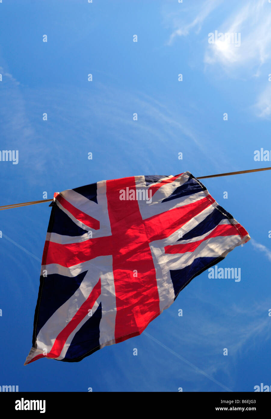 Union Jack-Flagge auf eine Wäsche aufhängen. Stockfoto