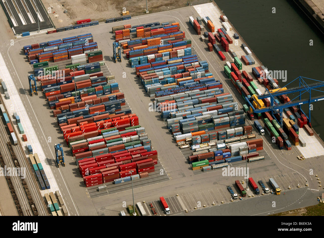 Luftaufnahme des Logistikzentrums Logport, Duisburg, Ruhrgebiet, Nordrhein-Westfalen, Deutschland, Europa Stockfoto