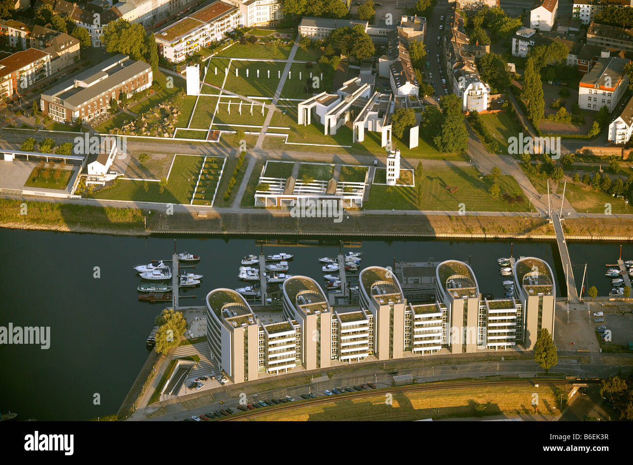 Luftaufnahme des Fiveboats und die Synagoge am Holzhafen, Duisburg, Ruhrgebiet, Nordrhein-Westfalen, Deutschland, Europa Stockfoto