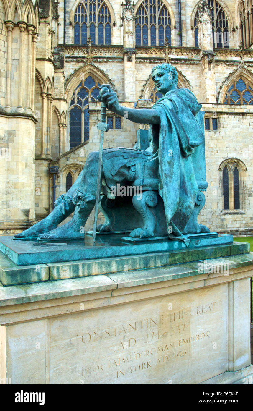 Bronze-Statue von Konstantin dem großen gelegen neben York Minster Stockfoto