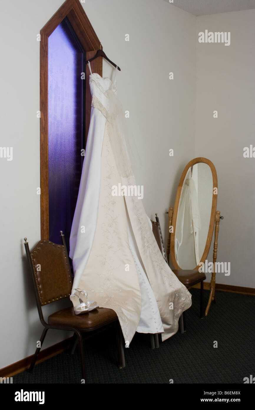 Voller Länge Brautkleid Fenster hängen Stockfoto