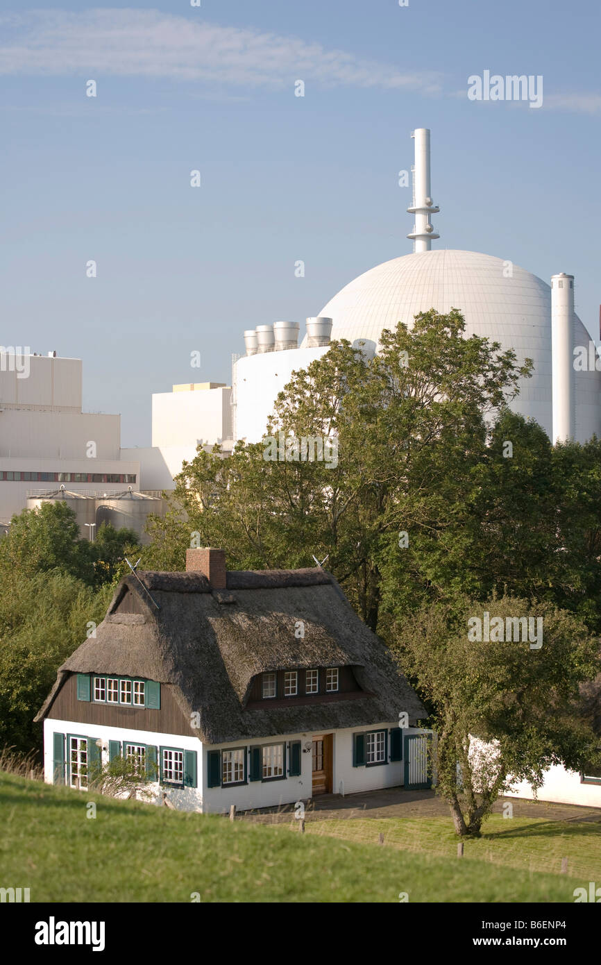 Wohnhaus neben dem Kernkraftwerk KKW Brokdorf oder Brokdorf Atomkraftwerk, Elbe, Schleswig-Holstein, Deutschland, Eu Stockfoto