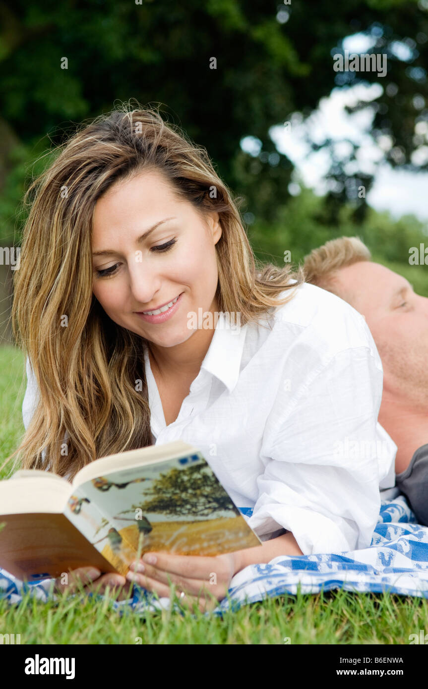 Frau liest Stockfoto