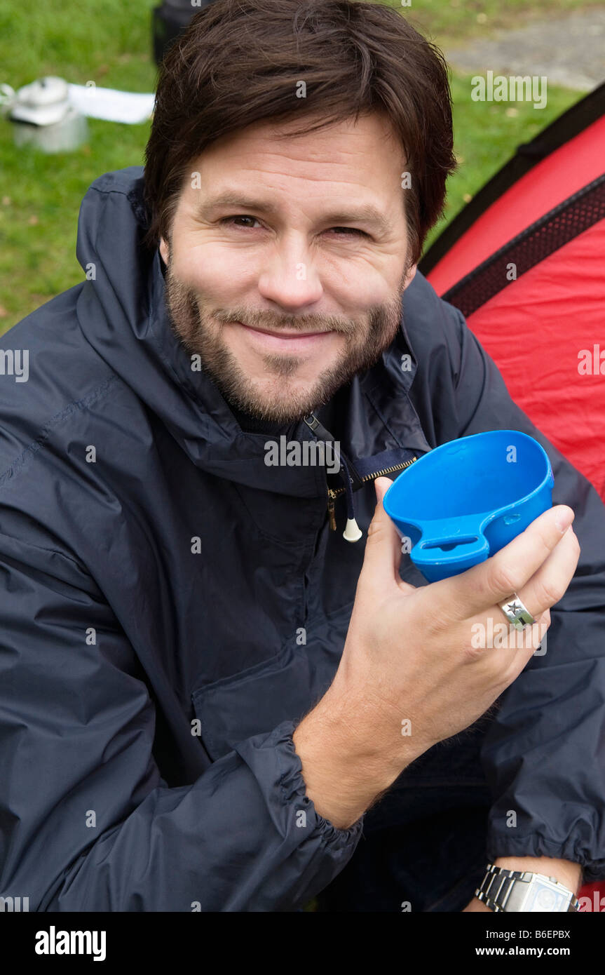 Mann mit Pokal Stockfoto