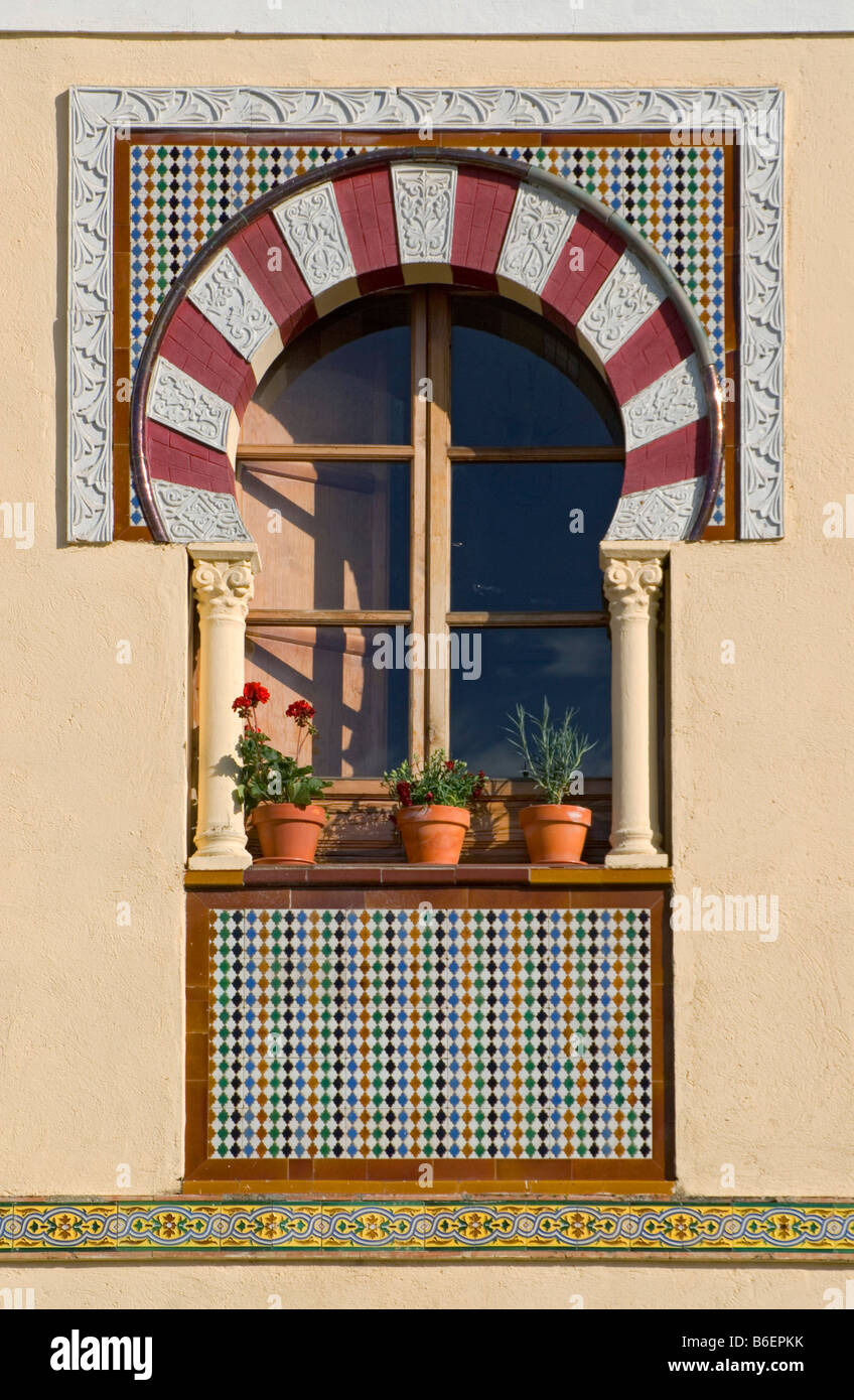 Bunte Fenster mit Blumentöpfe in der Juderia von Córdoba, Andalusien, Spanien, Europa Stockfoto