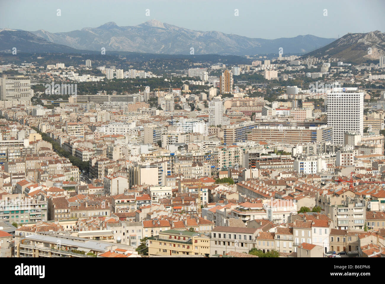 Panorama-Blick und die Berge im Hintergrund, Marseille, Frankreich, Europa Stockfoto