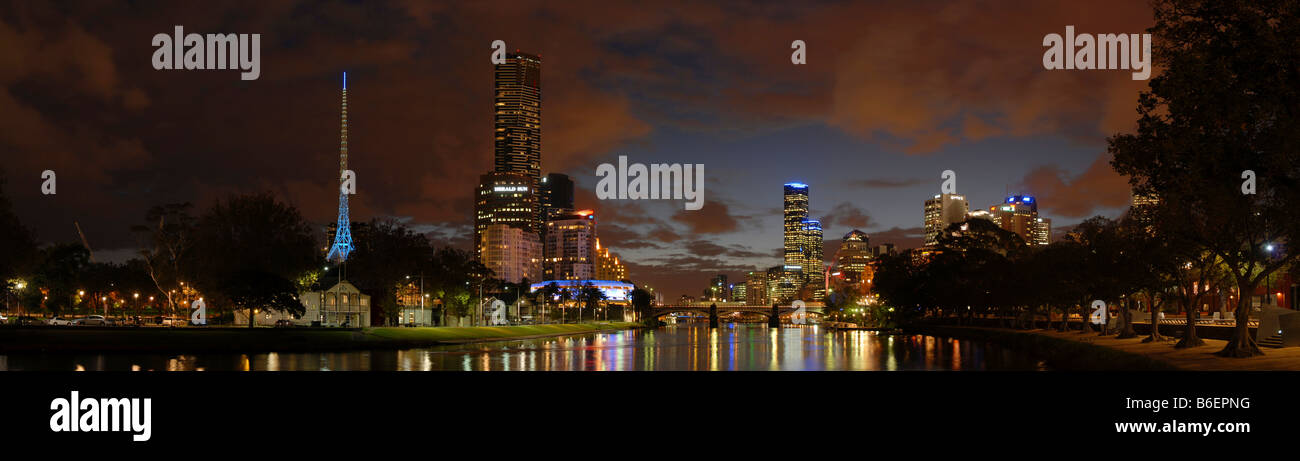 Die Skyline von Melbourne und seine Überlegung in den Yarra River in der Nacht, Melbourne, Victoria, Australien Stockfoto