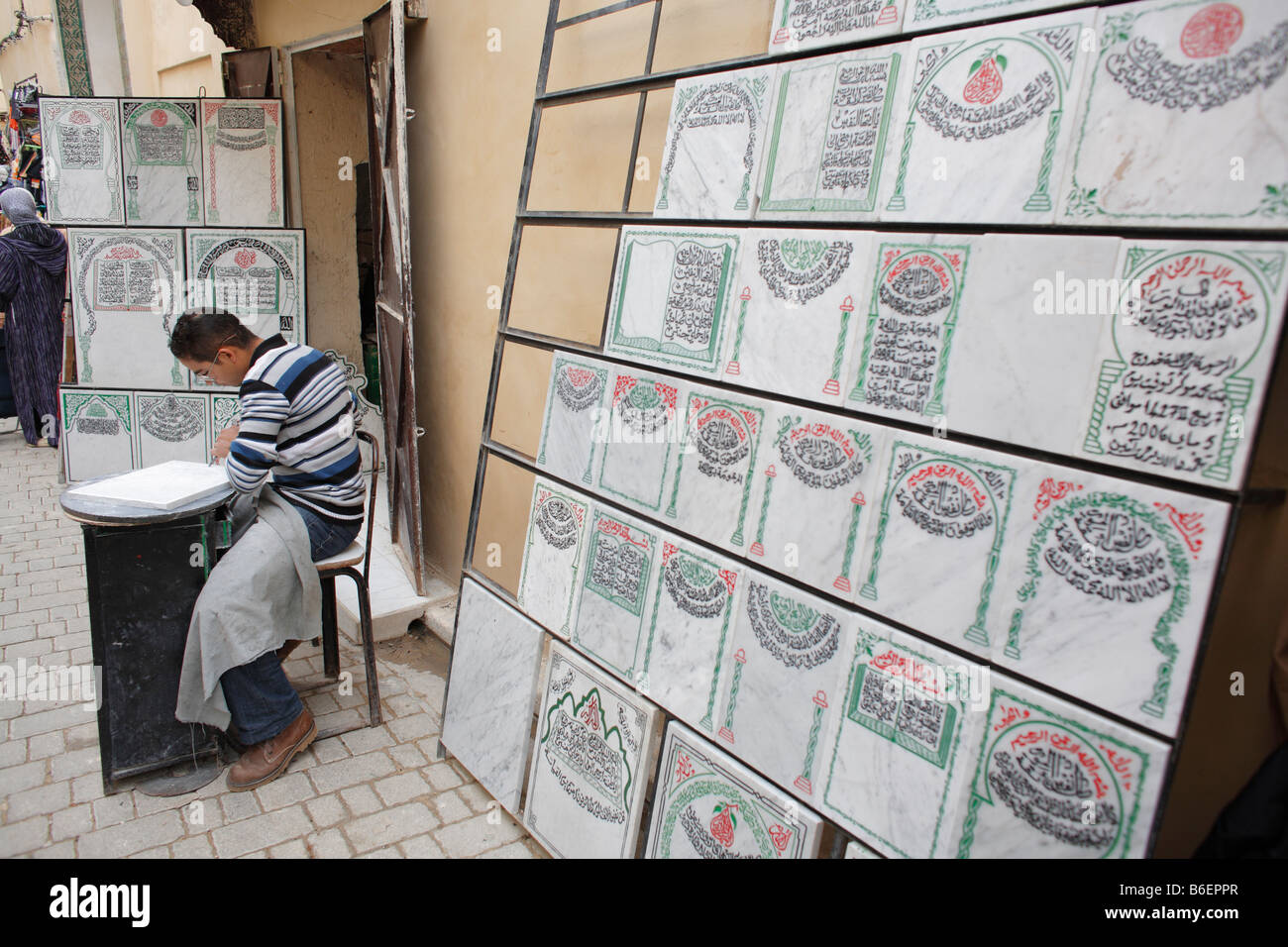 Handwerker arbeiten auf einem Stein, Medina, Fes, Marokko, Afrika Stockfoto