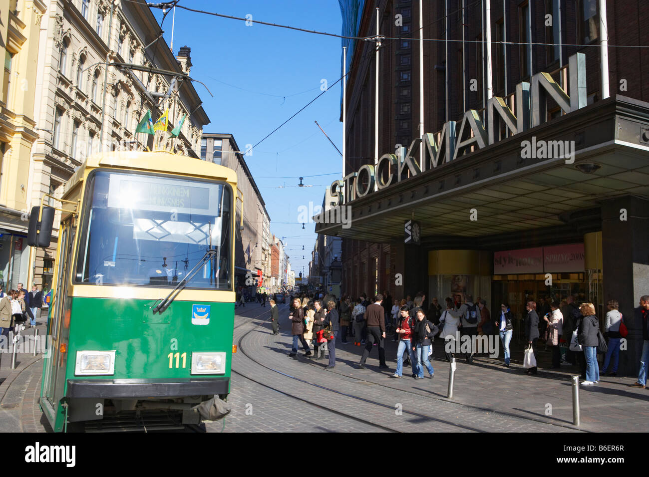 Straßenbahn auf Aleksanterinkatu Straße vor Stockmanns Kaufhaus Helsinki Finnland Stockfoto