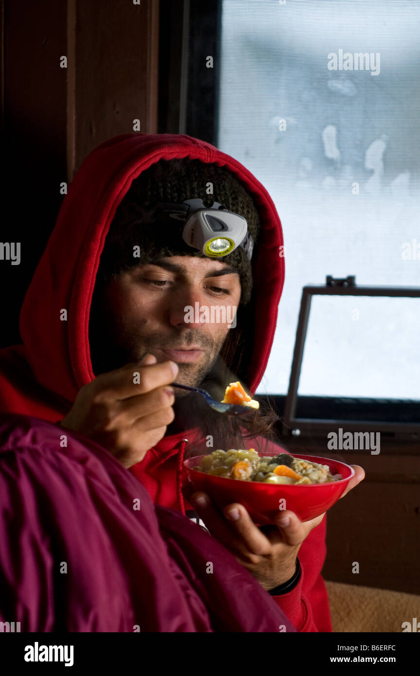 Wohnmobil Essen warme Mahlzeit im Backcountry-Kabine Stockfoto