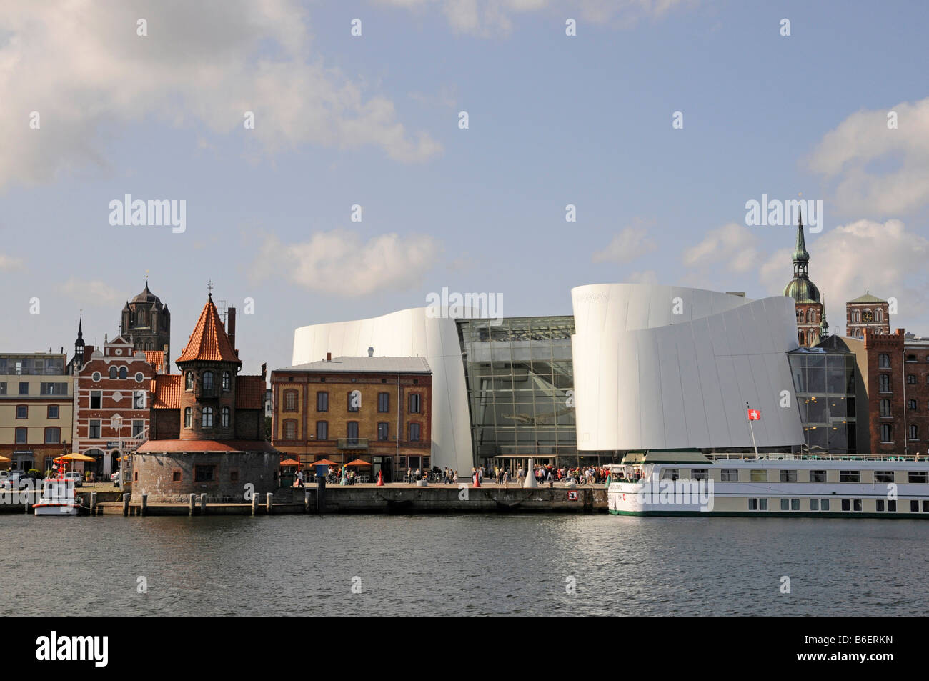 Das neue Ozeaneum öffentliche Aquarium, in Stralsund Hafen, Ostsee, Mecklenburg-Western Pomerania, Deutschland, Europa Stockfoto