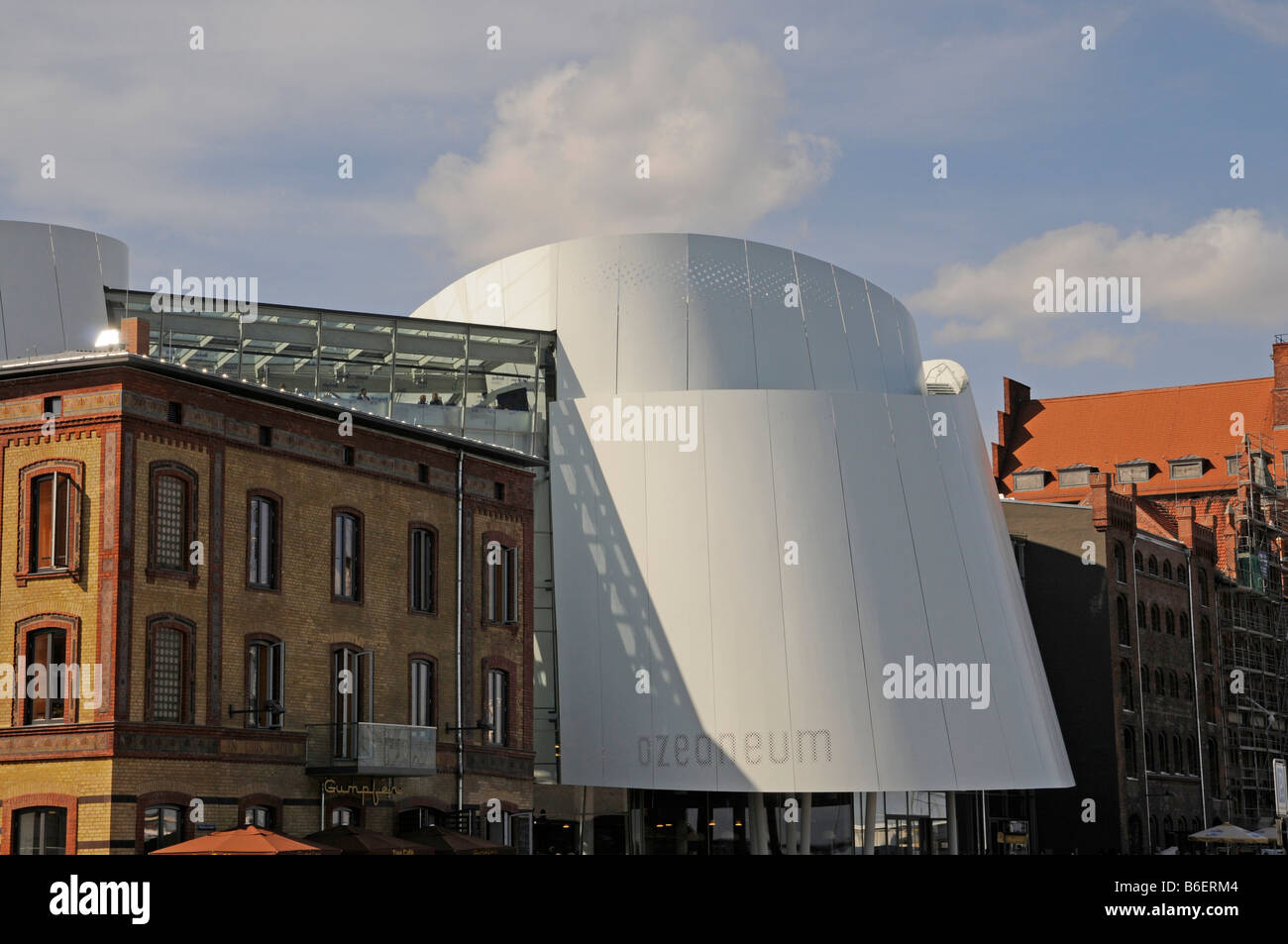 Das neue Ozeaneum öffentliche Aquarium, in Stralsund Hafen, Ostsee, Mecklenburg-Western Pomerania, Deutschland, Europa Stockfoto
