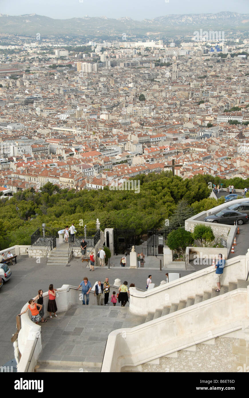 Touristen an einem Aussichtspunkt Blick über die Stadt, Notre Dame De La Garde, Marseille, Frankreich Stockfoto