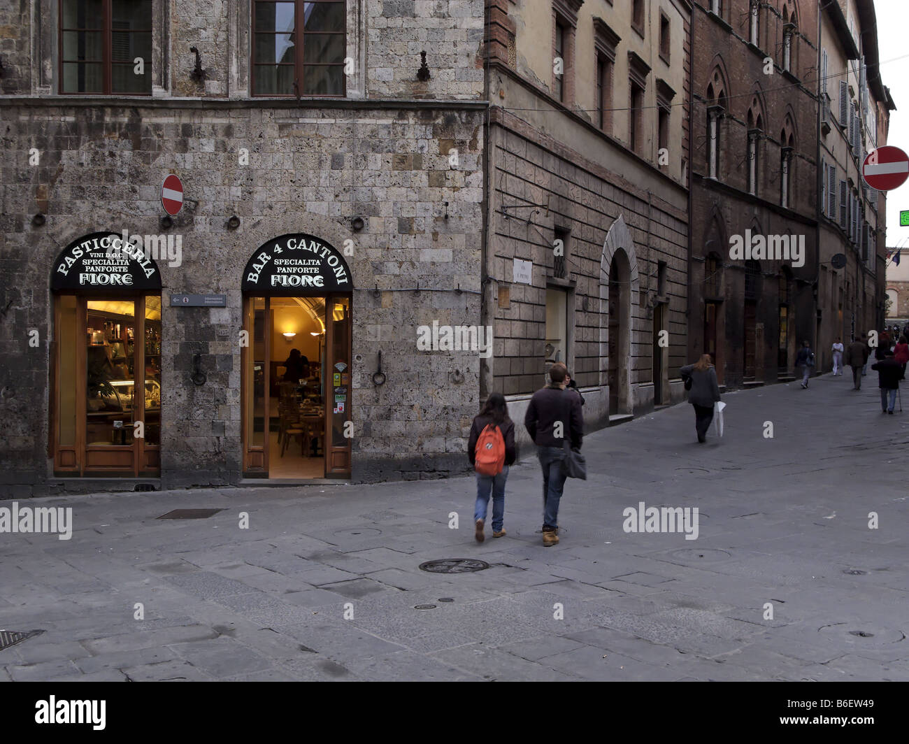 Italienische Architektur und Fiore Bar, Siena, Toskana, Italien Stockfoto