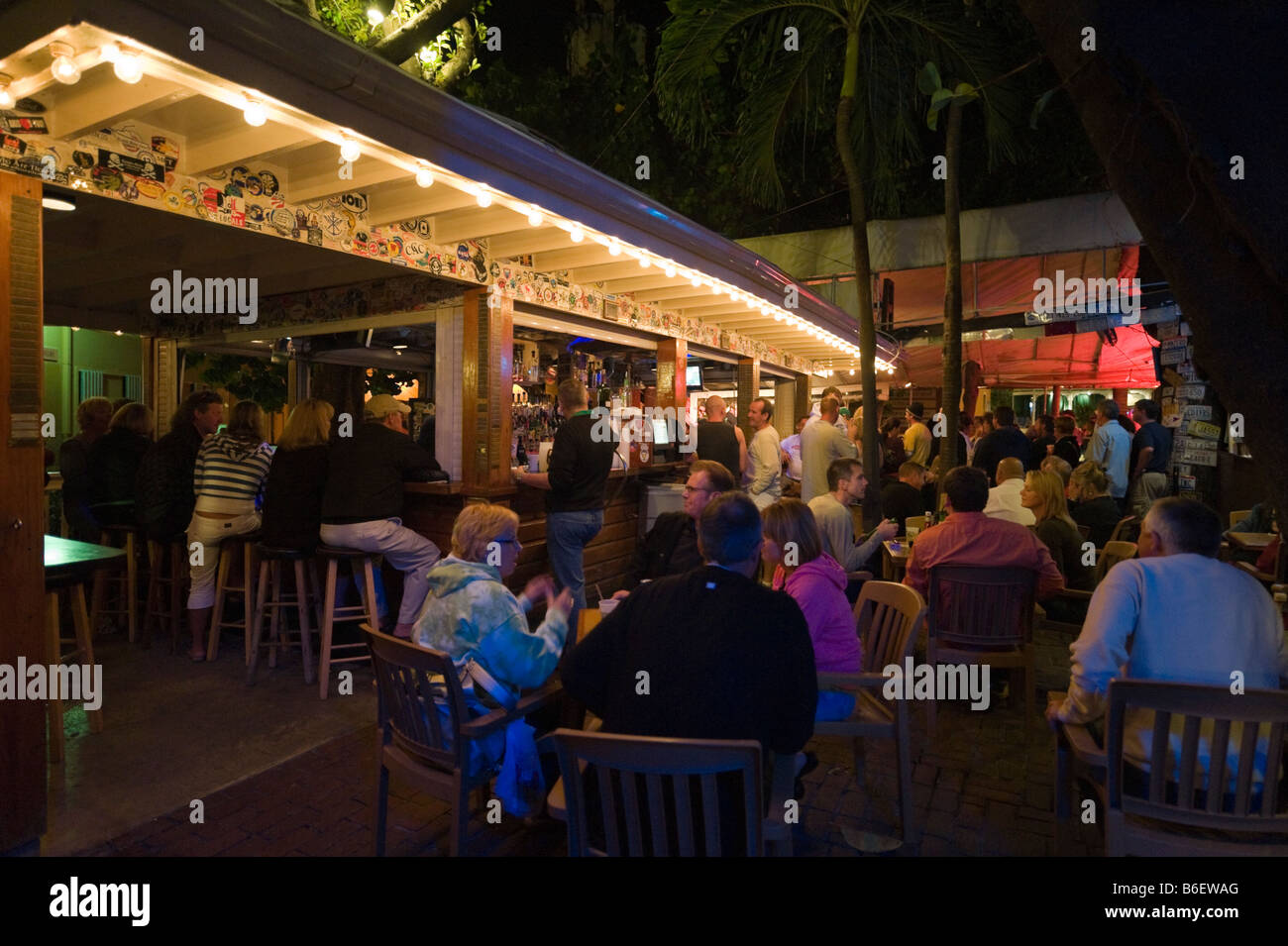 Hogs Breath Saloon direkt an der Duval Street bei Nacht, Altstadt, Key West, Florida Keys, USA Stockfoto