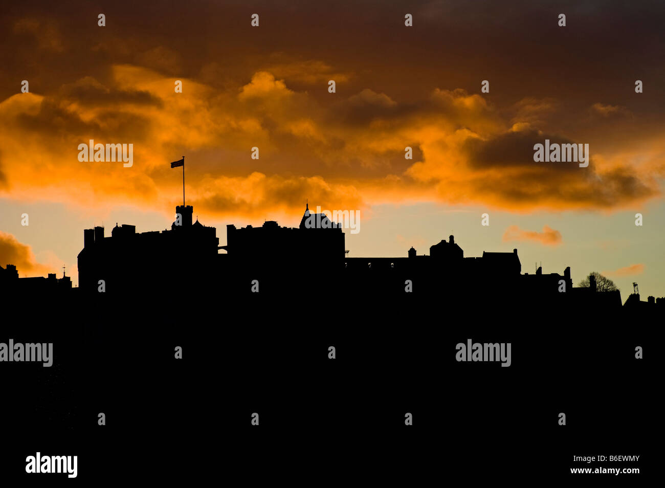 Winter-Silhouette des Edinburgh Castle mit einem bunten orange bewölktem Himmel, Schottland, UK, Europa Stockfoto