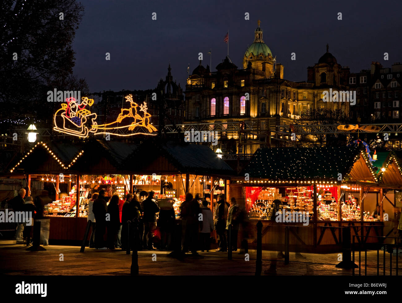 Deutsch Marktstände am Hügel in festliche Weihnachtszeit, Edinburgh, Scotland, UK, Europa Stockfoto