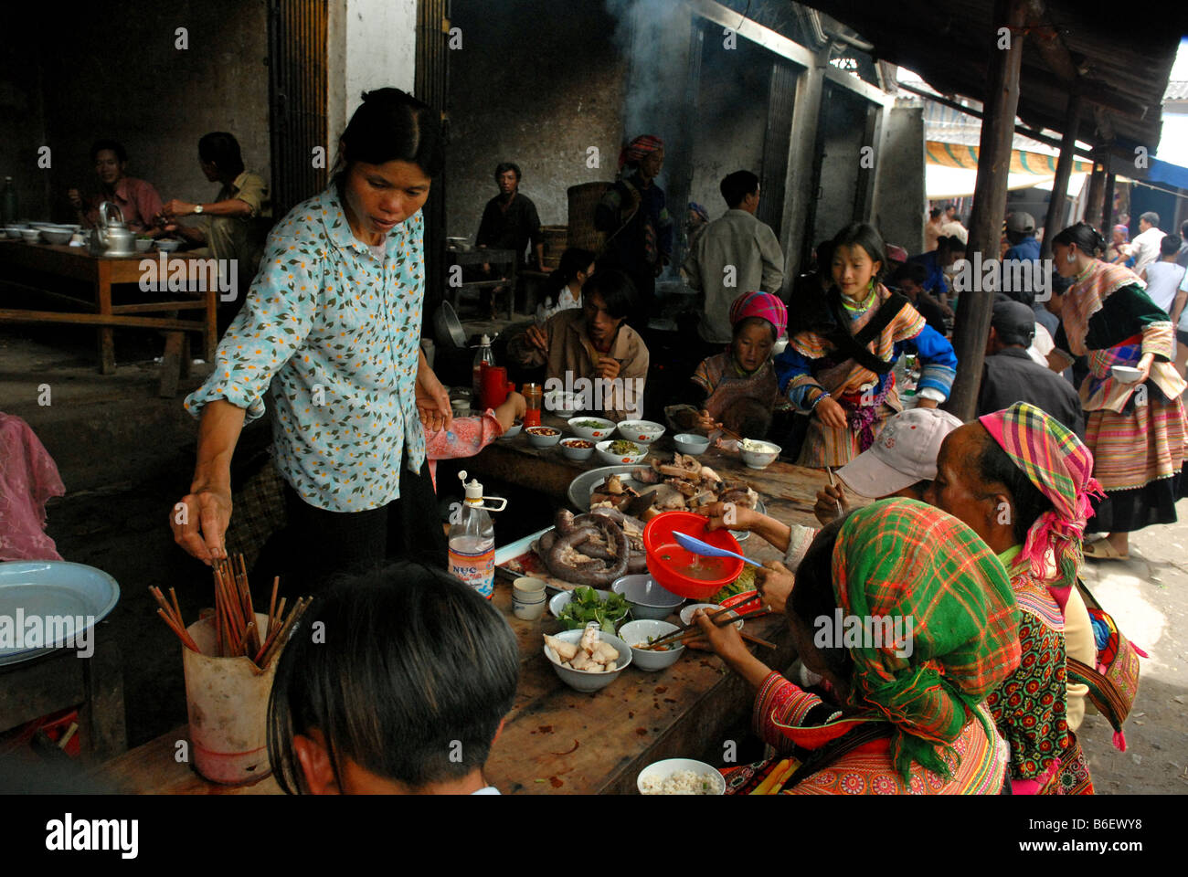 Garküche dienen Hmong Frauen in Bac Ha Dorf Vietnam Stockfoto