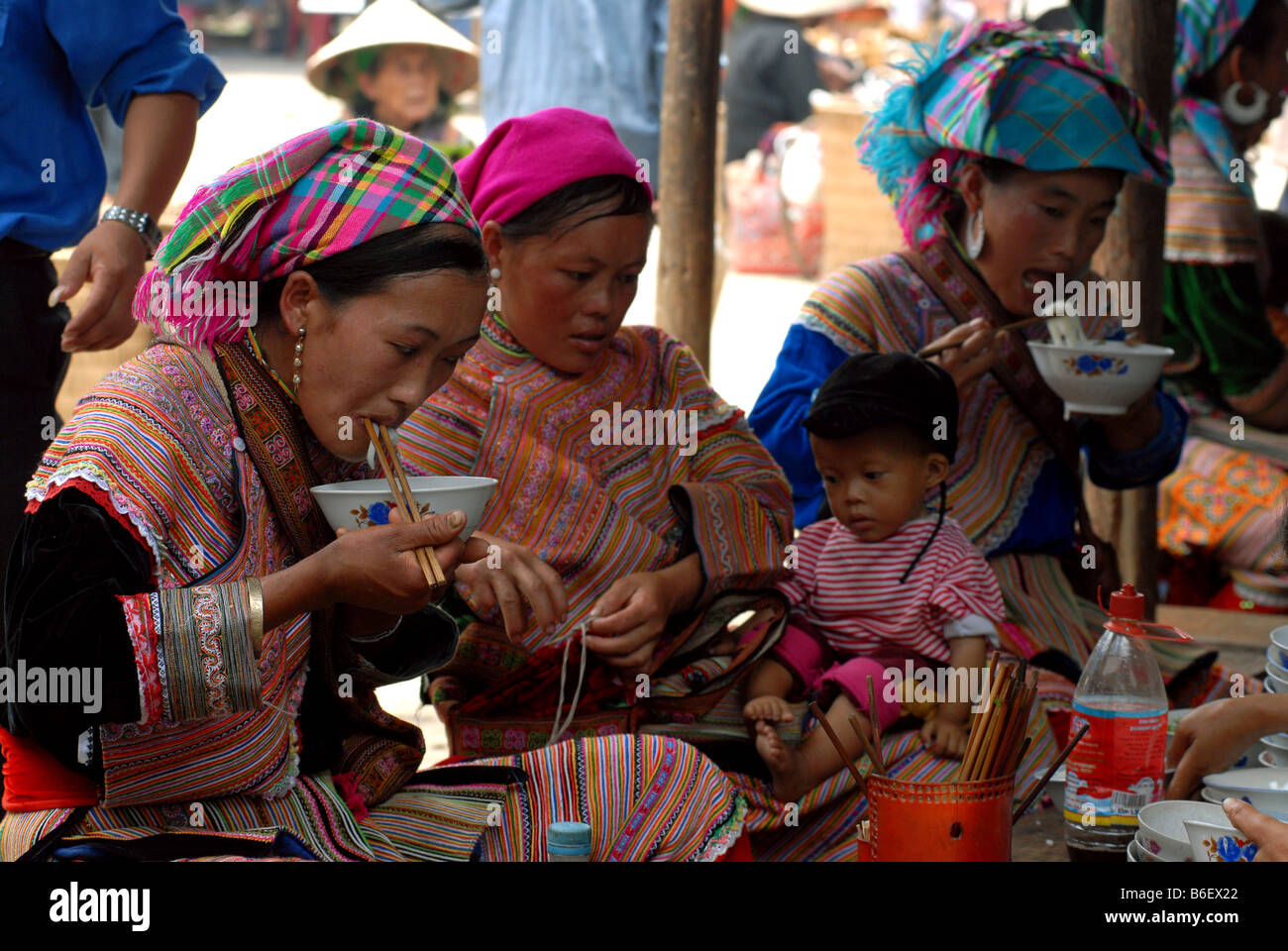 Hmong Frauen Essen Bac Ha Dorf Nord vietnam Stockfoto