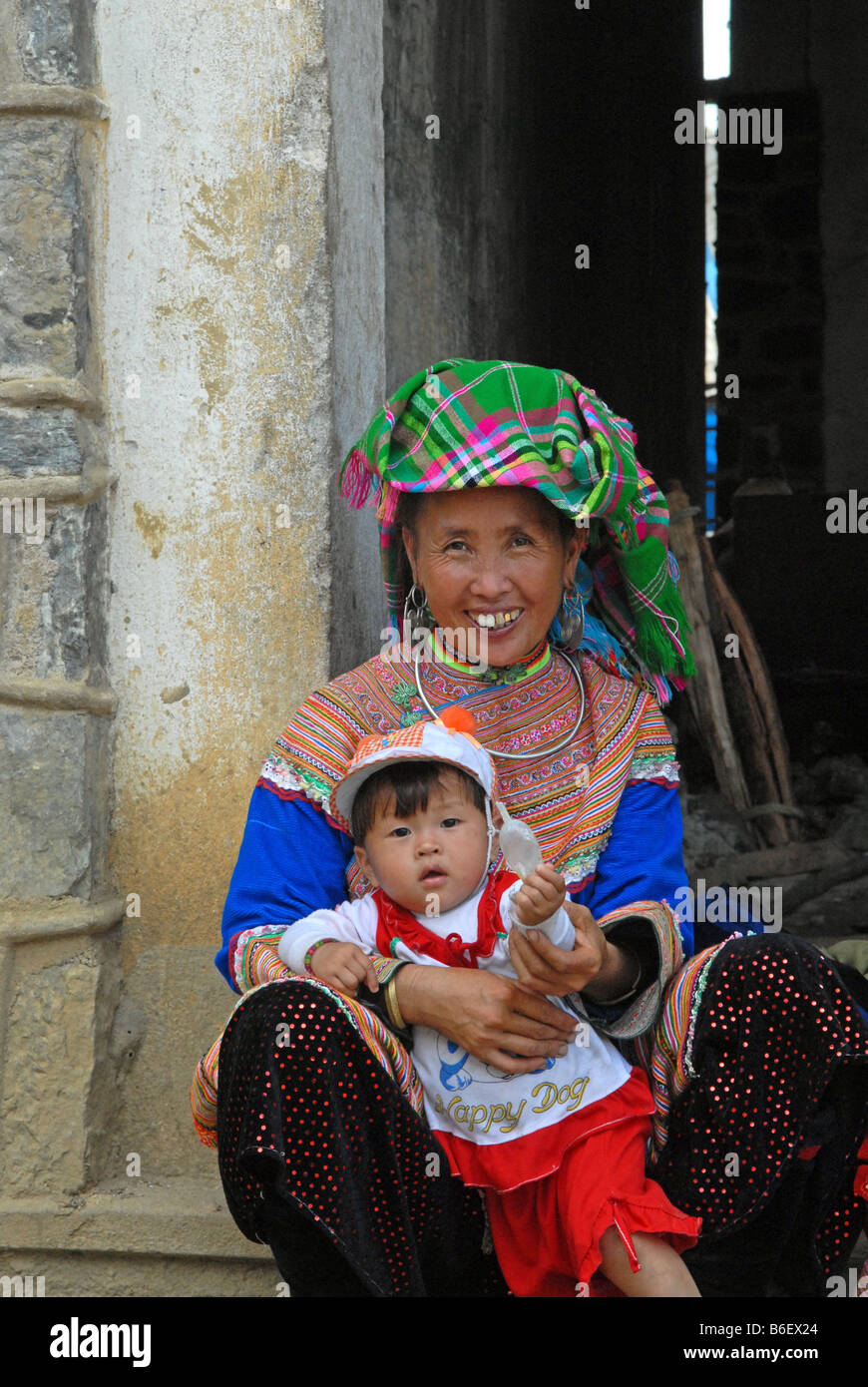 Flower Hmong Frau mit Kind in Bac Ha Dorf Nord-Vietnam Stockfoto