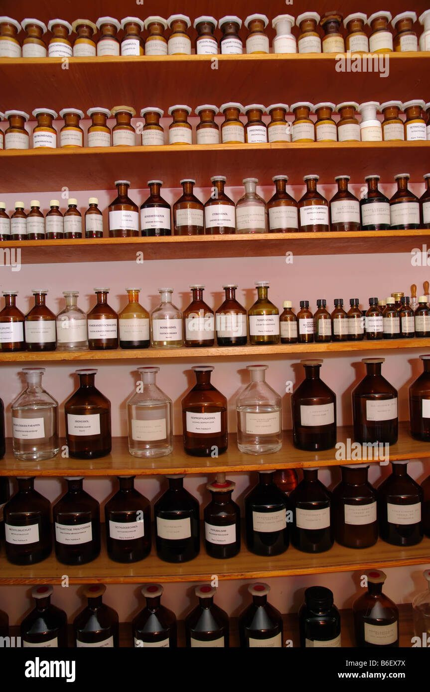 Chemikalien in ein Lagerregal Stockfoto