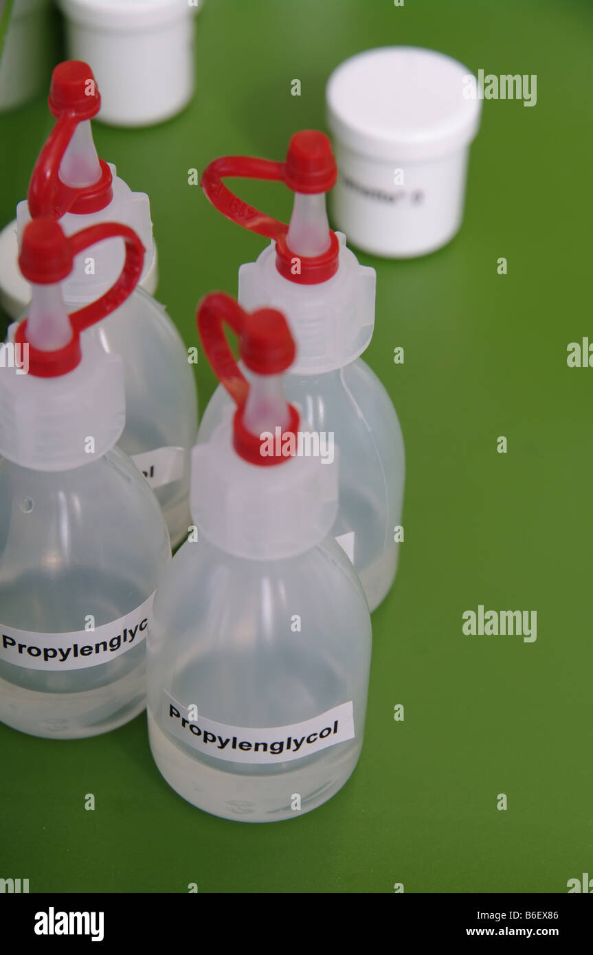 Chemikalien auf einem Labortisch Stockfoto