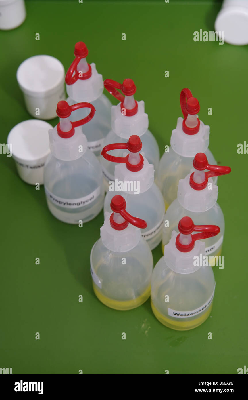 Chemikalien auf einem Labortisch Stockfoto