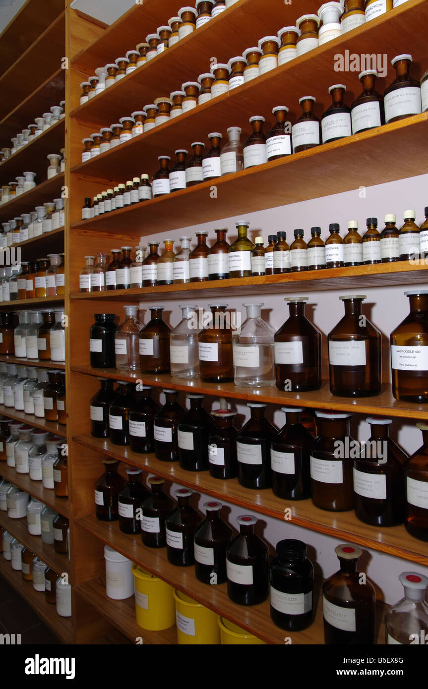 Chemikalien in ein Lagerregal Stockfoto
