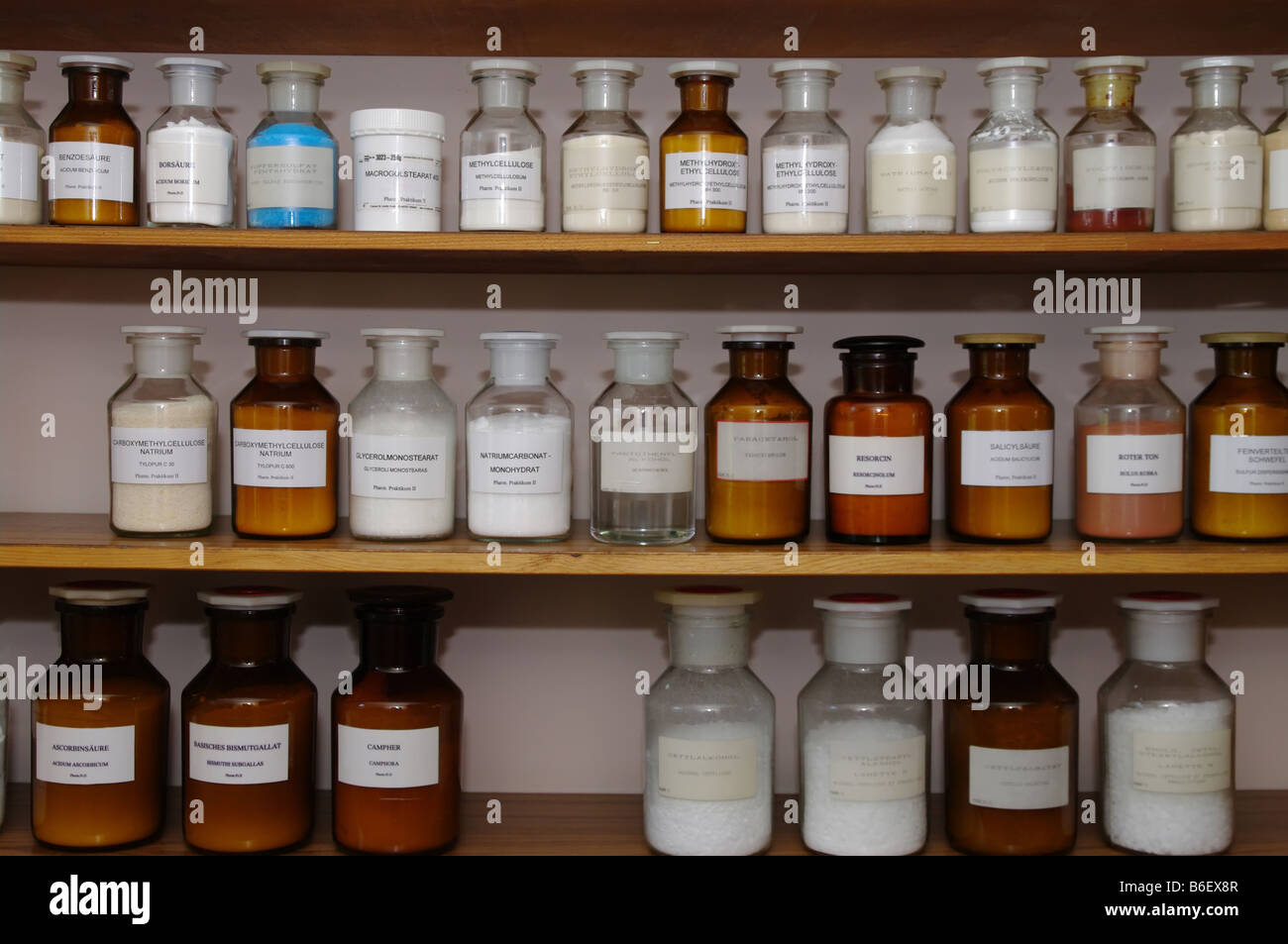 Chemikalien in ein Lagerregal Stockfoto