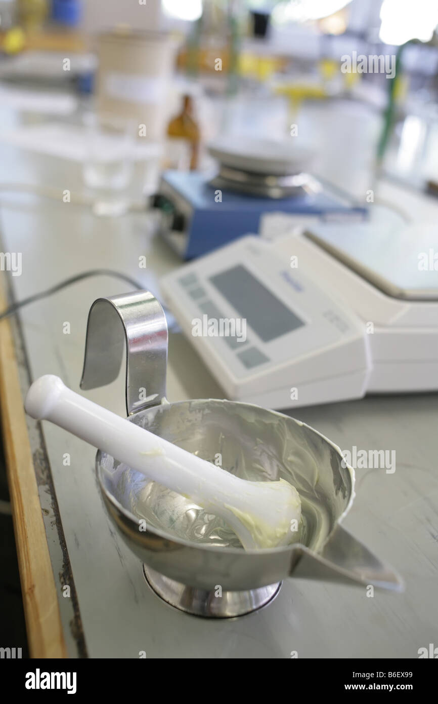 Chemikalien auf einem Labortisch Stockfoto