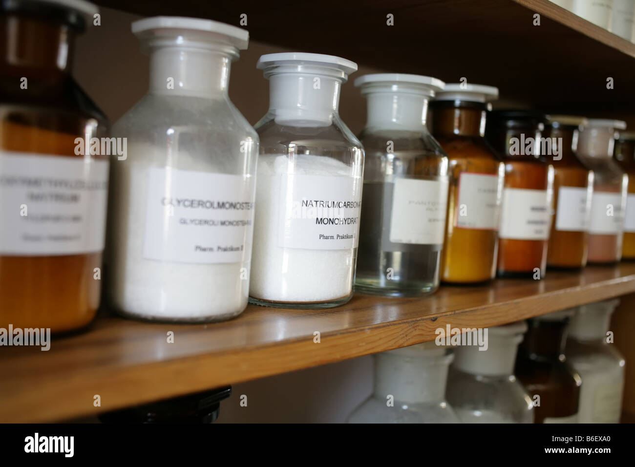 Chemikalien in ein Lagerregal Stockfoto