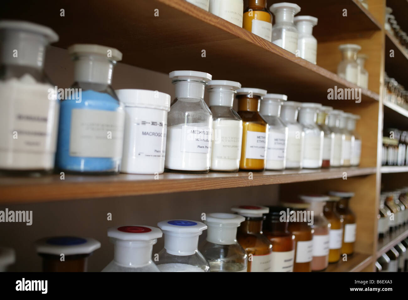 Chemikalien in ein Lagerregal Stockfoto