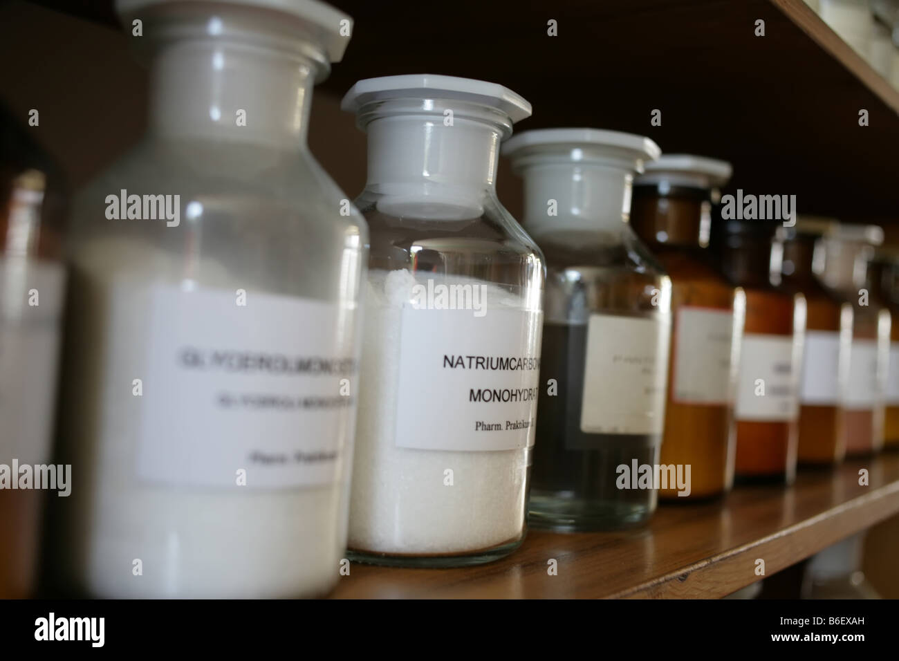 Chemikalien in ein Lagerregal Stockfoto