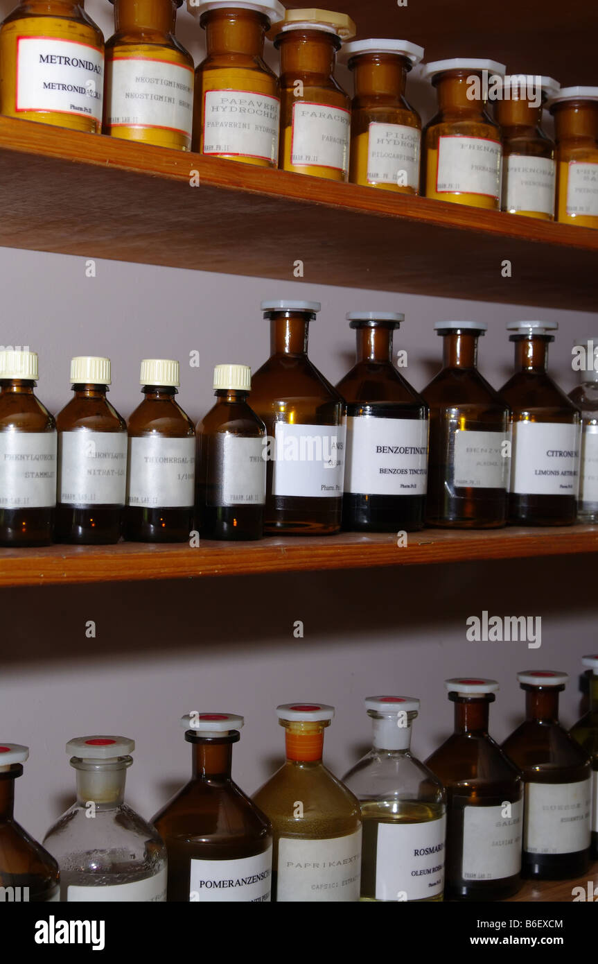 Chemikalien in ein Lagerregal Stockfoto