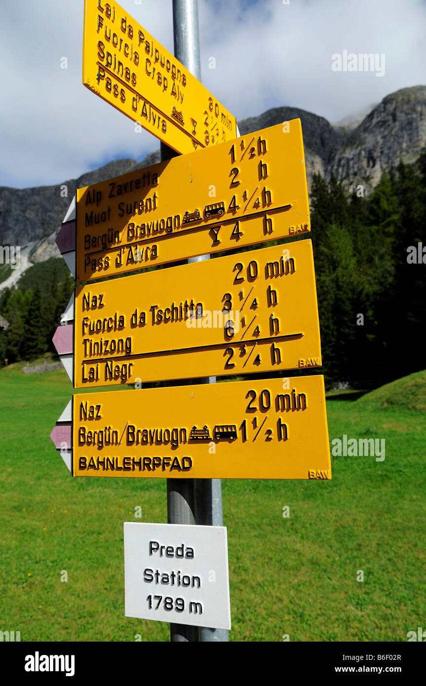 Wegweiser mit Wanderwegen in Preda Bergün entfernt, Bahnhof Graubündens, der Schweiz, Europa Stockfoto