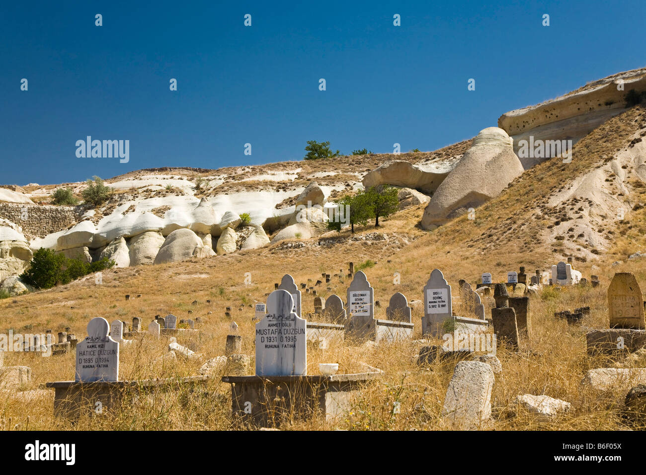 Alter Friedhof inmitten einer Tuff-Felsen-Landschaft in der Nähe von Göreme, Kappadokien, Zentral-Anatolien, Türkei, Asien Stockfoto