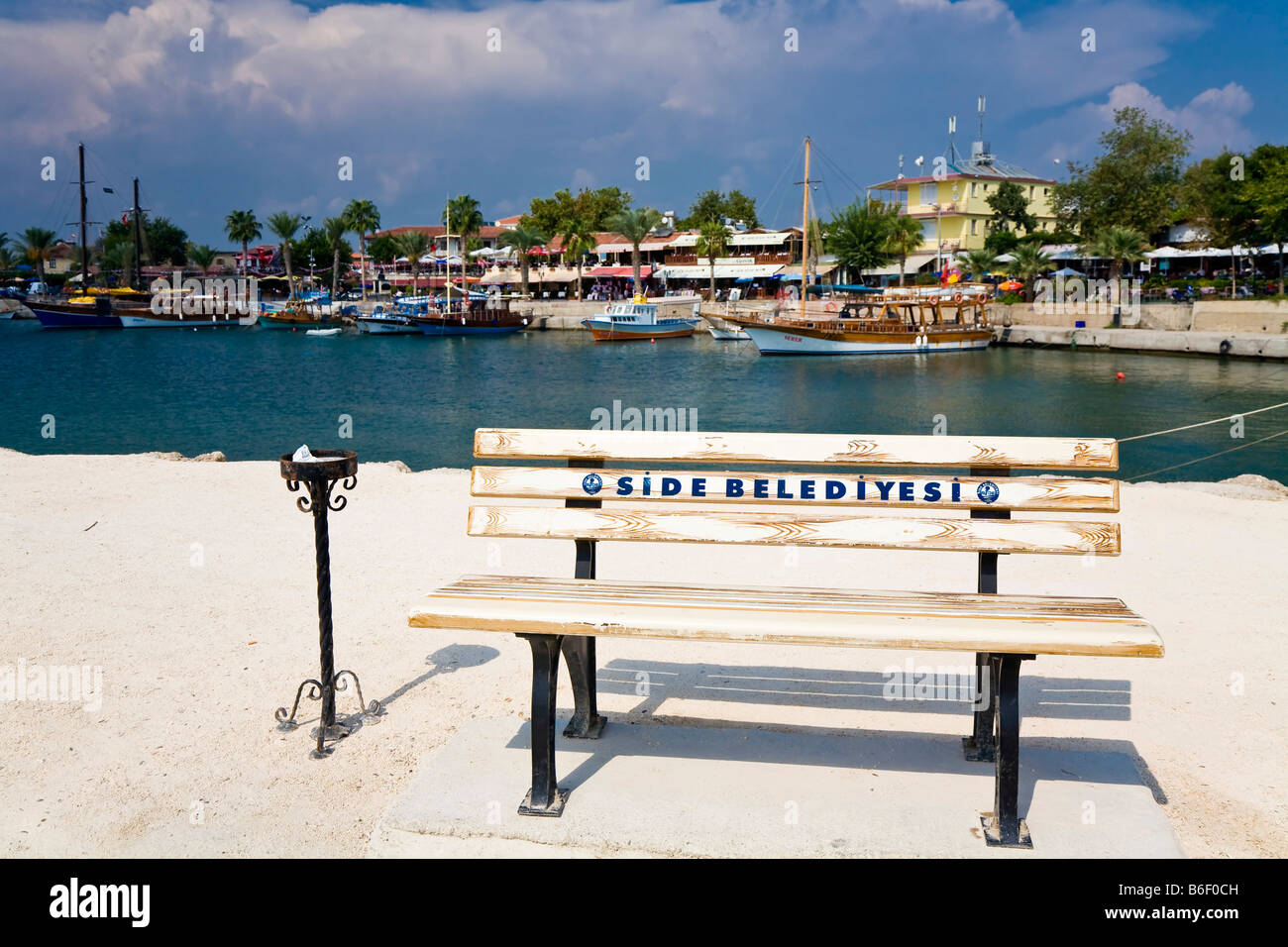 Bank am Hafen von Side, türkische Riviera, Türkei, Asien Stockfoto