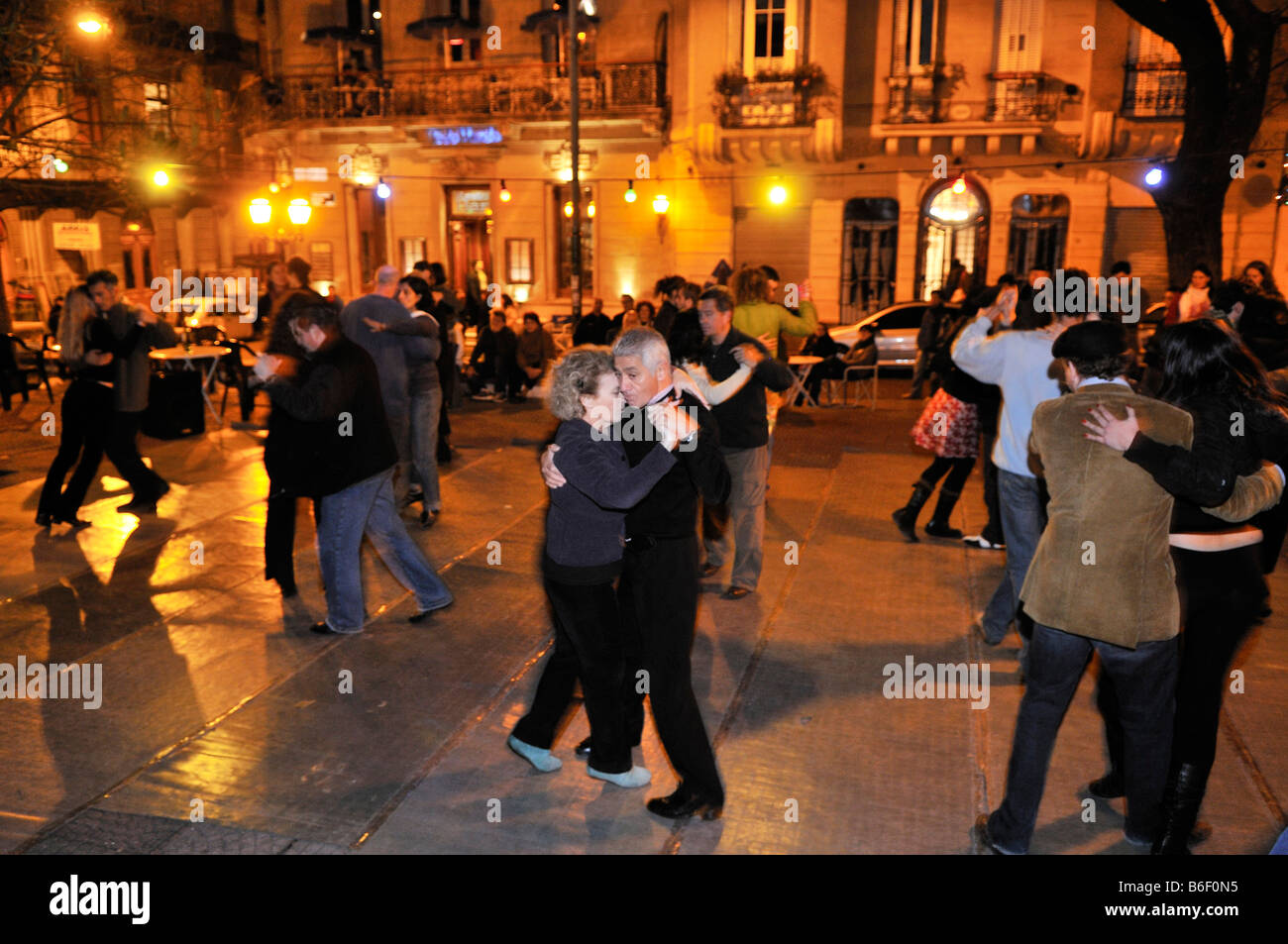 Tänzer bei einer Veranstaltung des Tango, Milonga, auf der Plaza Dorrego Platz, Barrio San Telmo, Buenos Aires, Argentinien, Südamerika Stockfoto