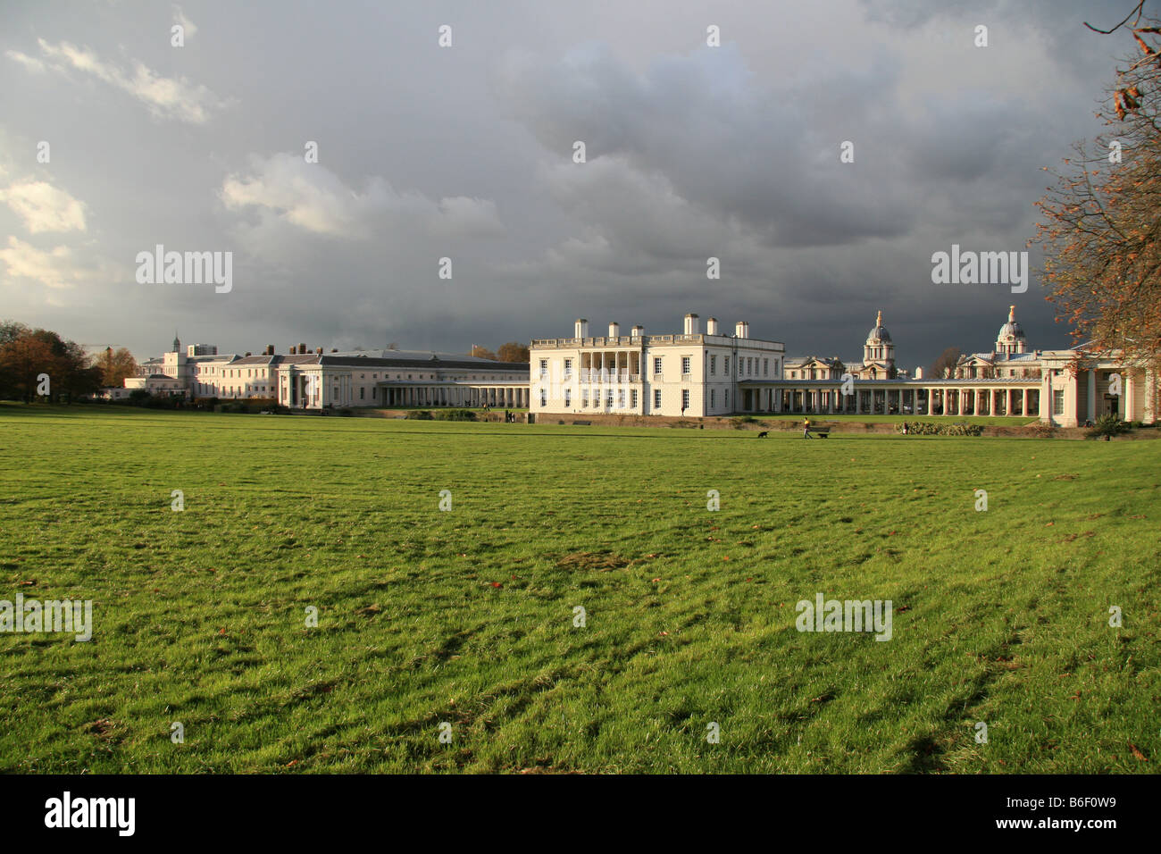 Dunkle Wolken über das National Maritime Museum in Greenwich Park, London. Stockfoto